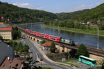 Die 146 010 mit Werbung und Dostos im Einsatz als S1 nach Schöna. Aufgenommen in Königstein am 10.05.2016