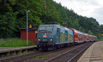 146 010, welche in Dresden mit einer Werbung für das Schloss Wackerbarth versehen wurde, verlässt mit einer S-Bahn nach Bad Schandau am 13.06.16 den Haltepunkt Stadt Wehlen.