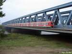 Ein Triebzug der BR 474 als S 3 von Harburg nach WIlhelmsburg auf den Sderelbbrcken.