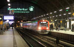 Im abendlichen Bahnhof Hamburg-Dammtor wurde dieser 474er (genaue Nummer unbekannt) fotografiert.