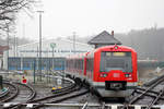 Einrückender Zug der Linie S 11 in die Abstellanlage des Instandhaltungswerks Hamburg-Ohlsdorf.
Die genaue Fahrzeugnummer ist mir nicht mehr bekannt.
Aufnahmedatum: 29. Februar 2016.