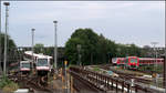 Zweimal U-Bahn, zweimal S-Bahn -    Jeweils rechts neben abgestellten Fahrzeugen verlassen ein Zug der Linie U3 und ein Zug der Linie S1 den U- und S-Bahnhof Barmbek.