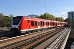 490 509-7 und 490 008-0 fahren am 3.11.2018 als S21 von Hamburg Elbgaustraße nach Aumühle aus Hamburg Dammtor aus.