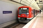 Hier steht eine S-Bahn Hamburg der Baureihe 474 auf der Linie S1 am Hamburg Airport.