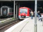 Ein S-Bahntriebwagen steht am 05.06.2007 in Hamburg Hbf und wartet auf die Abfahrt als S 31 nach Hamburg Rathaus.