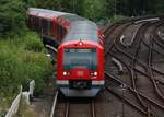 DB S-Bahn Hamburg 474 xxx Doppeltraktion erreicht Blankenese am 15.07.19 von einer Brücke aus fotografiert mit Telezoom