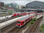 Hamburg Hbf mit RE1 nach Rostock, RB nach Bad Oldesloe und S1 nach Flughafen/Poppenbüttel.