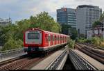 Zwei 472 der S-Bahn Hamburg als S31 von Hamburg-Harburg Rathaus nach Pinneberg erreichen den Hp Hamburg Dammtor auf der Hamburg-Altonaer Verbindungsbahn (KBS 137.1).