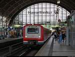 Zwei 472 der S-Bahn Hamburg als S31 von Pinneberg nach Hamburg-Harburg Rathaus erreichen den Hp Hamburg Dammtor auf der Hamburg-Altonaer Verbindungsbahn (KBS 137.1).