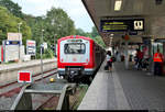 Zwei 472 der S-Bahn Hamburg als S31 nach Hamburg-Harburg Rathaus stehen in ihrem Startbahnhof Pinneberg auf Gleis 2.
