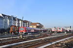 Während die 2 474er auf der S1 (Wedel-Airport/Poppenbüttel) gleich in den S-Bahnhof Altona einfahren, warten in der Abstellanlage mehrere 472 auf die nächsten Aufgaben.