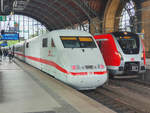 ICE 401 077-3 aus Stuttgart neben ET 490 614 mit S21 nach Bergedorf in Hamburg Dammtor, 02.08.2020.