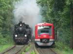 Alt und neu treffen sich in Hoheneichen am 2.9.2007. Rechts eine S1 nach Poppenbttel, links die preuische Lokomotive T11  7512 Hannover  mit dem  Preuenzug , der an diesem Tage stndlich zwischen Poppenbttel und Ohlsdorf pendelte.
