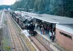 02.09.2007. Hamburg - Feierlichkeiten zum 100-Jhrigen Jubilum der elektrischen S-Bahn in der Hansestadt. Zu Gast war der Mindener Preuenzug, mit welchem Sonderfahrten zwischen Ohlsdorf und Poppenbttel statt fanden. Hier die T11 mit ihrem Zug am Bahnsteig in Poppenbttel. Wann fuhr hier zuletzt eine Dampflok??