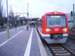 Bahnhof Stade: Hamburger Zweisystem-S-Bahn wartet auf die Demo-Rckfahrt nach Hamburg-Neugraben.