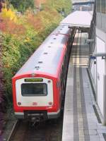 Ein Zug der linie S21 steht in Aumhle.