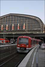 Um 08:06 Uhr am Morgen verlsst dieser 474er (4609) und Schwestertriebzug (4607) als S3 nach Neugraben den Hamburger Hauptbahnhof mit seiner beeindruckenden Hallenkonstruktion. (11.04.2009)