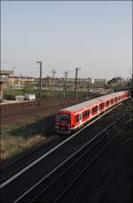 Zwei 474er sind als S3 nach Harburg-Rathaus unterwegs und  verlasen die S-Bahnstation Veddel.