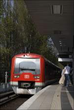 474 038 (5038) und ein Schwestertriebzug erreichen als S nach Wedel den Haltepunkt Landwehr.
