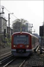 Zwei 474er  Vollzug  erreichen als S1 nach Airport/Poppenbttel die Station Landwehr. (11.04.2009)
