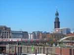 Blick von der Speicherstadt zur S-Bahn und Michel