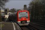 474 042 (4042) und ein weiterer 474er verlassen als S31 nach Berliner Tor die Station Holstenstrae. (11.04.2009)