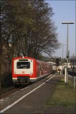 472 054 erreicht auf der Fahrt nach Elbgaustrae die Station Holstenstrae.