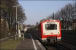 Die S21 nach Bergedorf sind nun als  Halbzge  unterwges. Hier verlsst 472 028 die Station Holstenstrae. (11.04.2009)