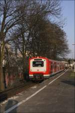 472 030 (2030) erreicht als  Halbzug  S21 nach Elbgaustrae die Station Holstenstrae.