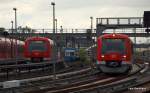 Links steht ein ET 474 der S-Bahn Hamburg und wartet auf neue Aufgaben, whrend rechts die S 31 nach Hamburg-Altona kurz vor ihrem Zielbahnhof ist.