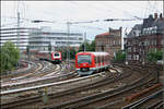 . Begegnung -

...der beiden Hamburger S-Bahnbaureihen 472 (gebaut ab 1974) und 474 (ab 1996) südlich des Hauptbahnhofes. 

10.08.2005 (M)