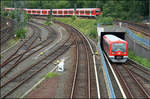 . Oben und unten - 

In Hamburg gibt es zwei S-Bahnsstammstrecken, einmal oberidisch über Dammtor und einmal im Tunnel über Jungfernstieg und Landungsbrücken. S-Bahnen nördlich des Hauptbahnhofes. 

10.08.2005 (M)