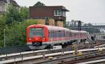Eine S-Bahn erreicht am 27.08.11 Hamburg-Altona. Fotografiert vom Bahnsteig aus.