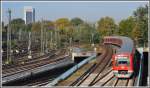 Eine BR474 nach Altona verlsst Hamburg Hbf und wird unweit des Radisson Hotel beim Bahnhof Dammtor den nchsten Halt einlegen.