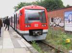 Der 474 der Hamburger S-Bahn ist gerade an der Endhaltestelle Wedel angekommen

