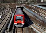 Aufgetaucht: Zug der Hamburger S-Bahnlinie 1 kommt aus dem Tunnel von der Station  Jungfernstieg  und fährt in den Hauptbahnhof ein.