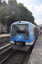 HAMBURG, 02.08.2014, S1 nach Wedel im S-Bahnhof Blankenese; Wagen 4534 in Sonderlackierung oder -beklebung aus Anlass des fünfjährigen Bestehens der S-Bahnverbindung zum Hamburger Flughafen