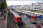 Alte Signaltechnik bei der S-Bahn Hamburg in Blankenese. Züge nach Wedel und Airport/Poppenbüttel warten auf die Abfahrt. (30.10.2015)