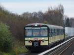 Weihnachtszug der Hamburger S-Bahn aus Bergedorf kommend bei der Ankunft in Billwerder-Moorfleet.