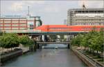 Inspiriert von einem Zug -

S-Bahnstation  Hammerbrook (City Süd) . Von außen soll der S-Bahnhof Assoziationen an einen schnellen Zug wecken. Der Hochbahnhof liegt inmitten des Stadtteils Hammerbrook über der Hammerbrookstraße. Das nördliche Bahnsteigende befindet sich über dem Mittelkanal. Die 1,7 km lange Hochbahnstrecke ist Teil der 1983 und 1984 eröffneten S-Bahnstrecke vom Hauptbahnhof nach Harburg und Neugraben. 

14.07.2007 (M)