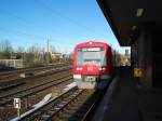 Eine 474 DT fhrt am 2.01.09 als S 31 nach Hamburg-Harburg Rathaus in Hamburg-Veddel ein.