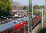 Hinter dem Bahnhof Hasselbrook zweigen die S-Bahngleise Richtung Norden nach links ab. Dazwischen liegt eine kleine Abstellanlage. Im Vordergrund die Fernbahngleise mit einem Regionalzug Richtung Lbeck. Seit Jahren wird gefordert, auf dieser Strecke zwei zustzliche S-Bahngleise einer neuen Linie S4 nach Ahrensburg zu installieren - passiert ist noch nix... 19.4.2011