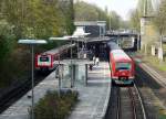 Zwei S-Bahnzge im Haltepunkt Wandsbeker Chaussee. Ein richtiges Stationsgebude gibt es noch immer nicht - fast 70 Jahre nach der Zerstrung im II. Weltkrieg! Rechts das Gleis der so genannten Gterumgehungsbahn. 19.4.2011