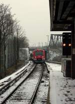 Einfahrt eines Zuges der Linie S3 nach Pinneberg in die Station Hamburg-Veddel, 28.1.2012 