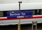 Fernverkehrszge halten hier nicht: ein ICE Richtung Dnemark passiert die S-Bahnstation  Berliner Tor  in Hamburg.