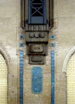 Verschont geblieben vom besinnungslosen Modernisierungswahn ist dieser Wandschmuck am S-Bahnsteig im Hamburger Hauptbahnhof.