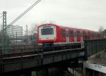 Ausfahrender Zug der Linie S21 am oberen Bahnsteig der Hamburger S-Bahnstation  Berliner Tor .