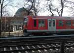 Bahn und Bildungssttte: ein Zug der Hamburger S-Bahn bei der Ausfahrt in  Dammtor  vor der Kulisse des Uni-Gebudes.