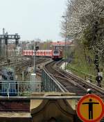 Ausfahrt eines Zuges der Hamburger S-Bahn aus der Station  Sternschanze , Fahrtrichtung Altona.