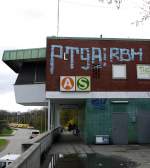Kleiner Architekturfhrer S-Bahnstation  Diebsteich : Haupteingang mit ehemaligem Stellwerk fr die Gleisanlagen des Paketpostamtes.